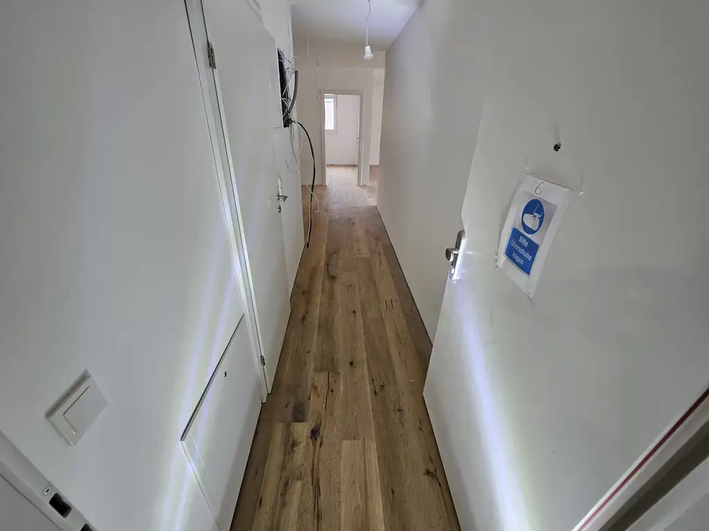 Neubauwohnung mit abgetrennter Küche, großem Wohnbereich und Balkon – komfortabel & modern