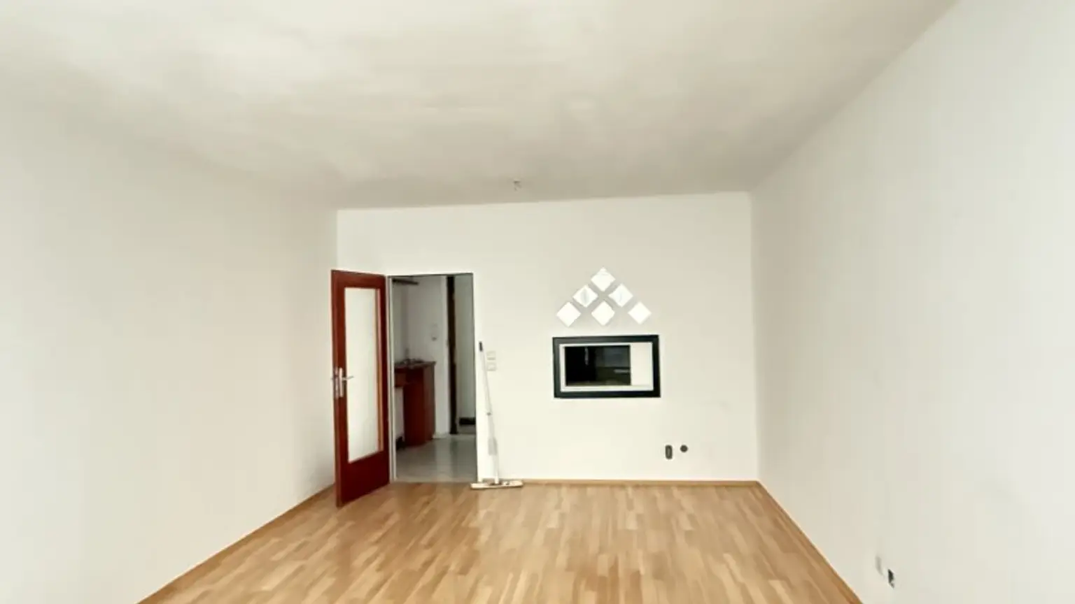 Kirchstetterngasse: 2 Zimmer mit separater Küche (zenral begehbar) im Ersten Liftstock!