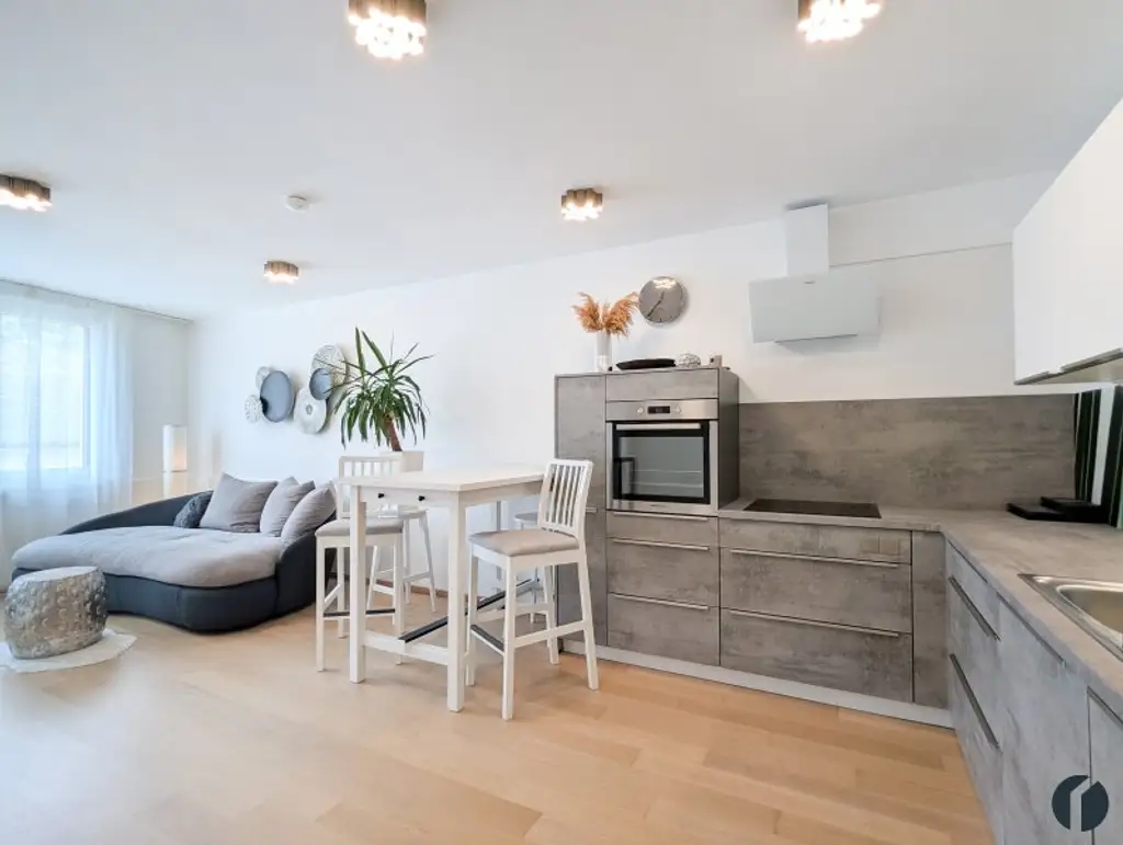 Exklusives Refugium mit Schwimmbiotop – Stilvoll möbliertes 2-Zimmer-Apartment in Ruhelage