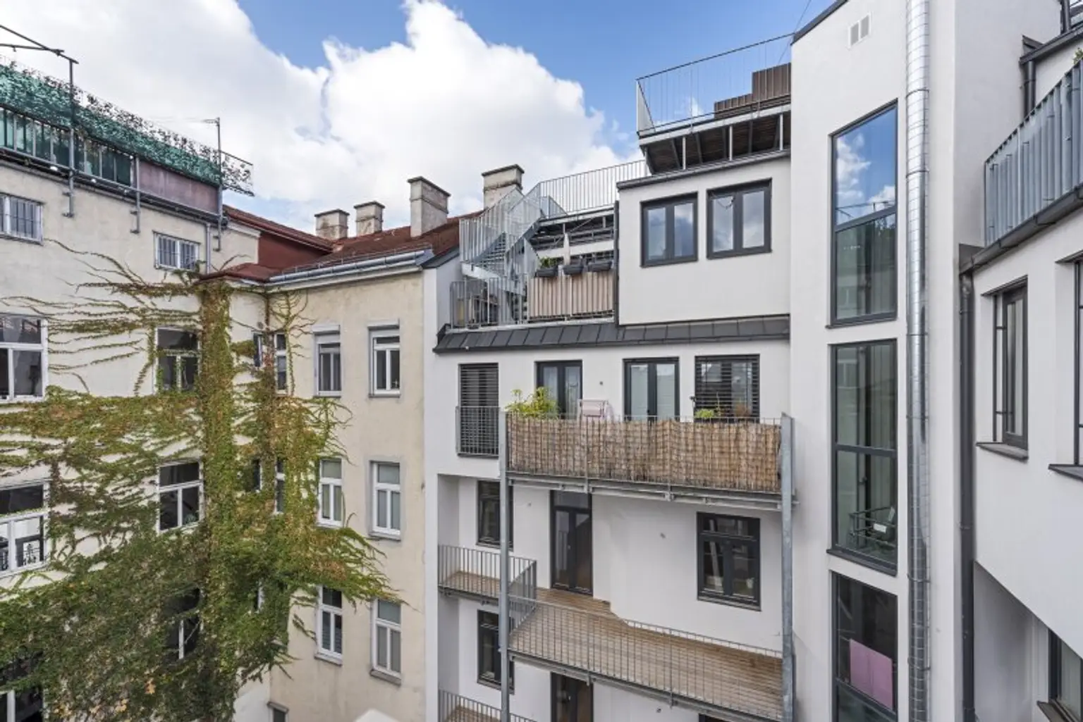DAHEIM IN HERNALS - DACHGESCHOSS MIT HERRLICHER SÜD-TERRASSE