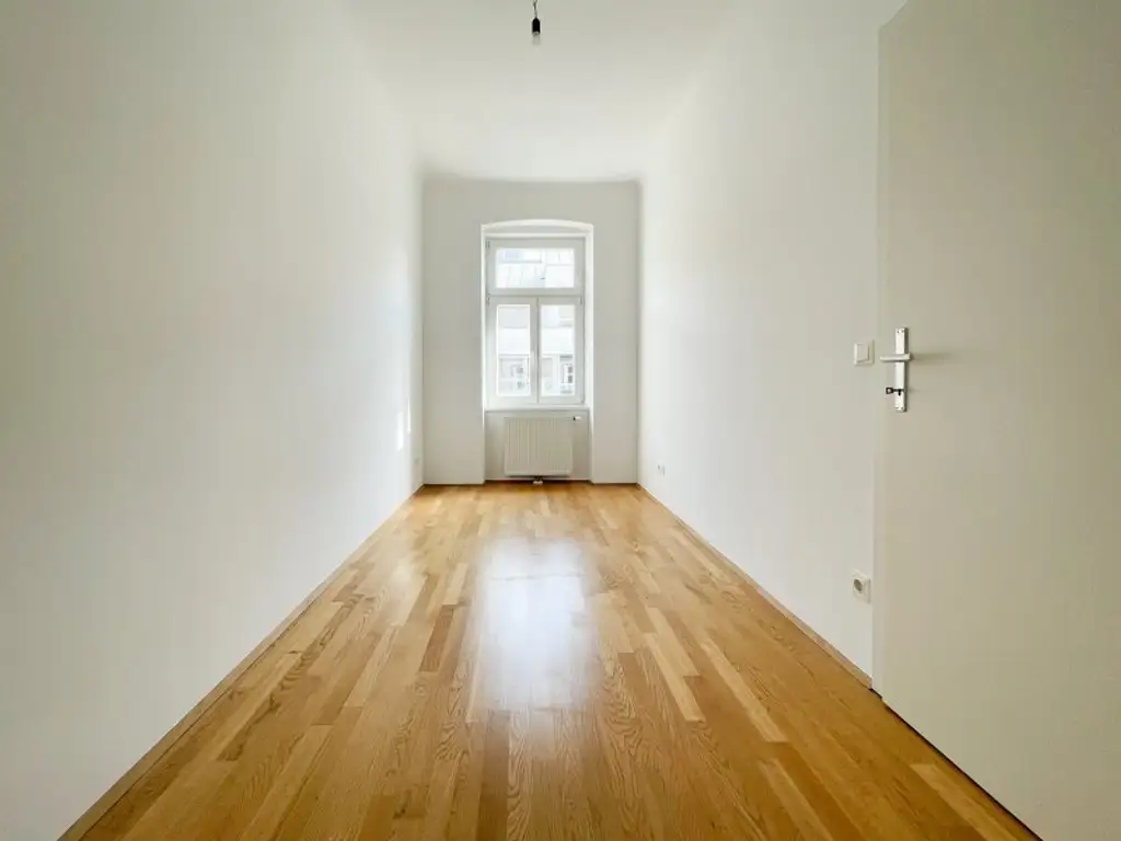 ALTBAUWOHNUNG MIT HOFSEITIGEM BALKON: 3 Zimmer inkl. Küche im 3. Liftstock