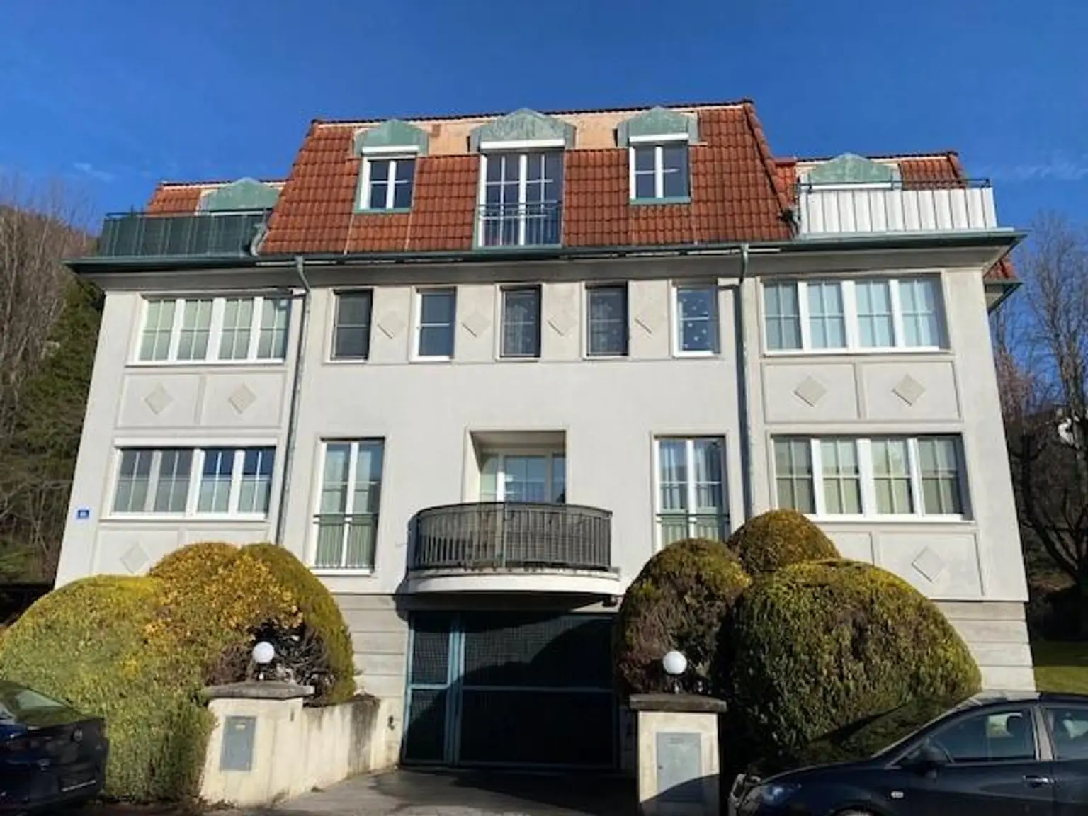 Hausansicht, Garageneinfahrt, Terrasse links oben