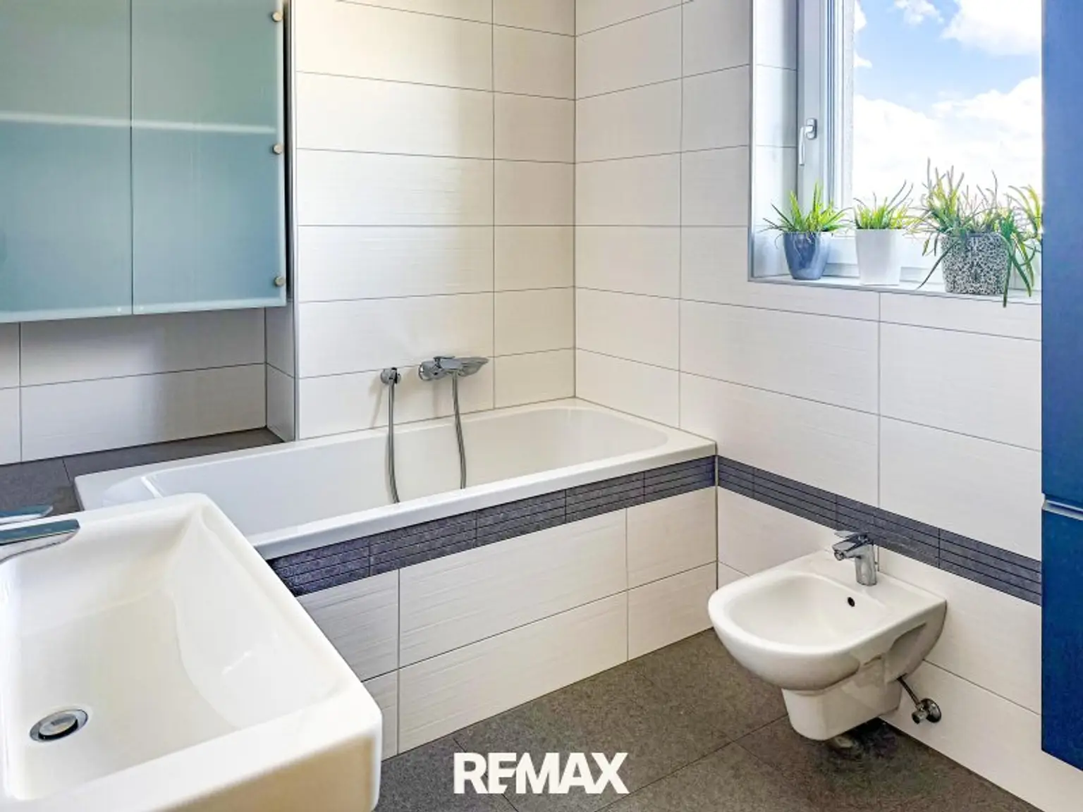 Badezimmer mit Dusche und Badewanne