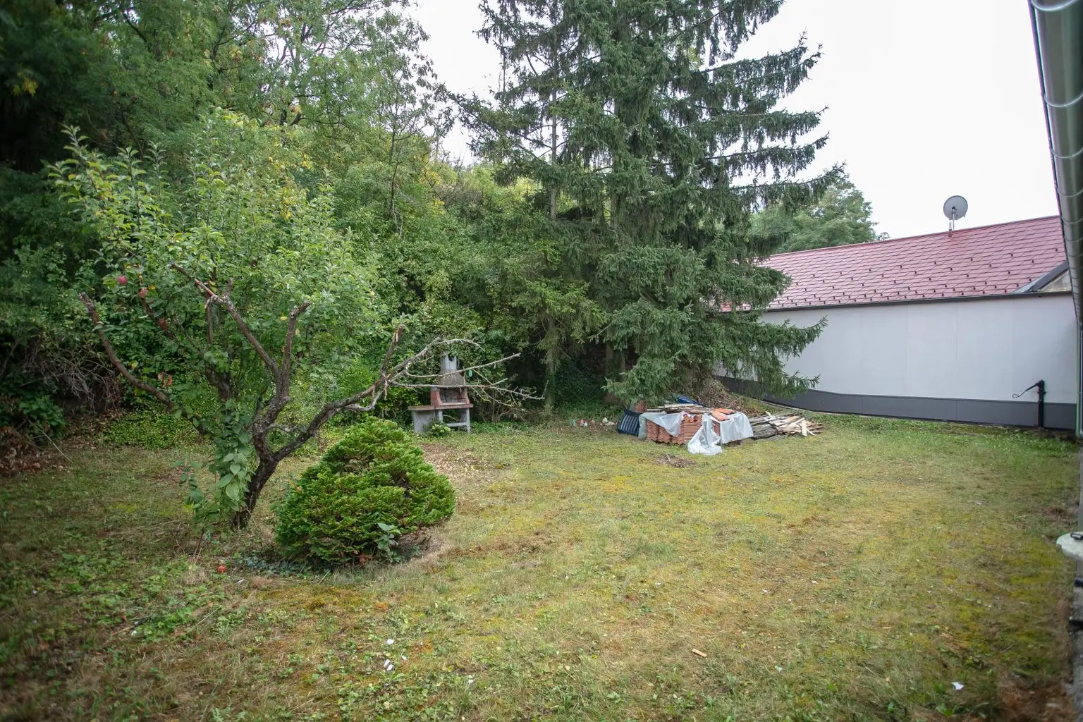Kleines Haus mit uneinsehbaren Garten