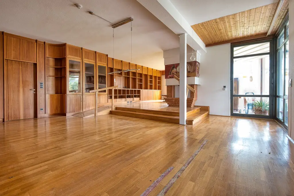 Sie brauchen viel Platz? Wir haben die Lösung. Sanierungsbedürftiges Architektenhaus in bester Lage.