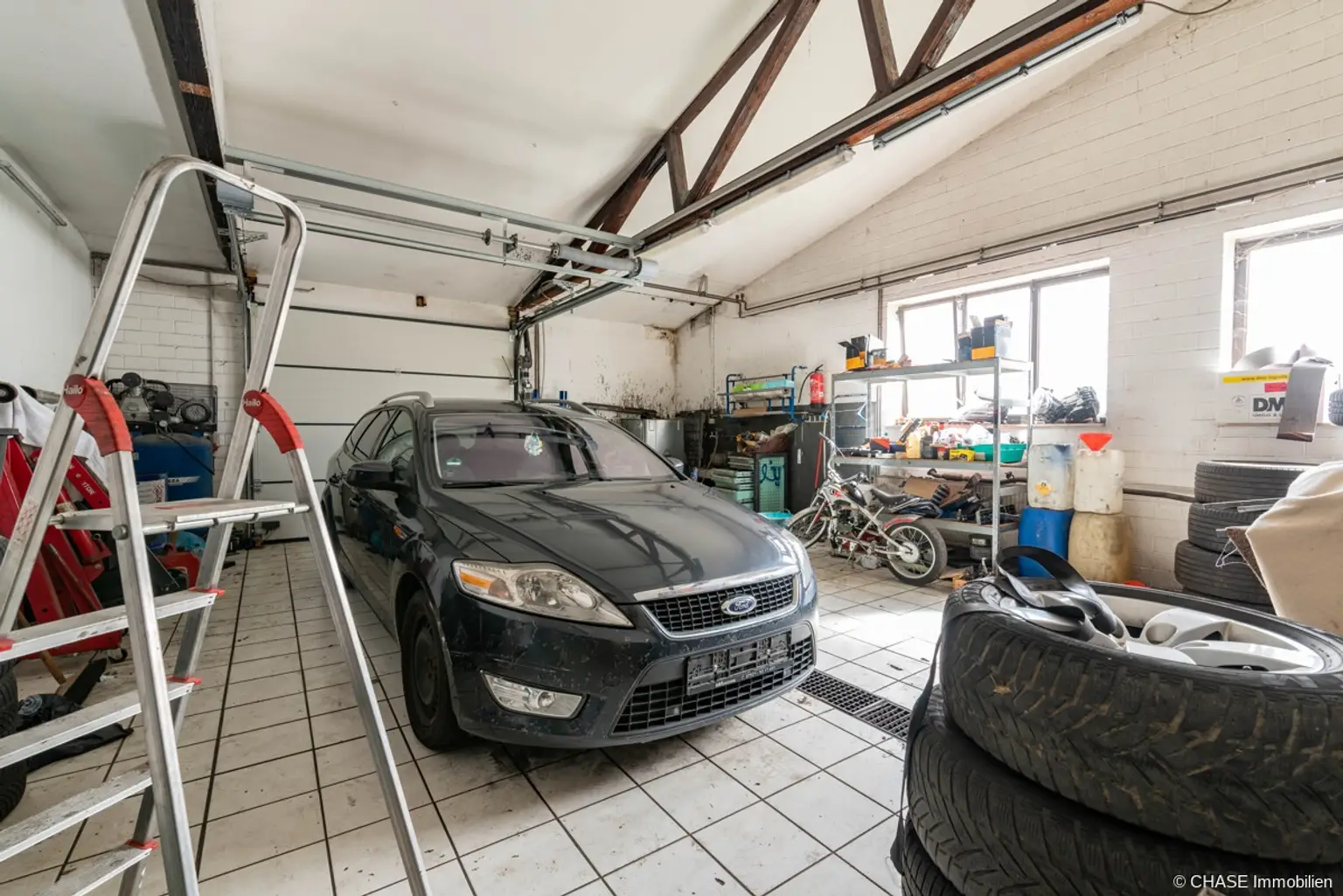 Linke Halle - Garage links