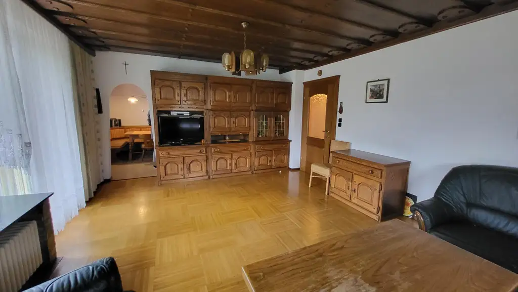 Großzügiges Haus mit wunderschönem Garten!