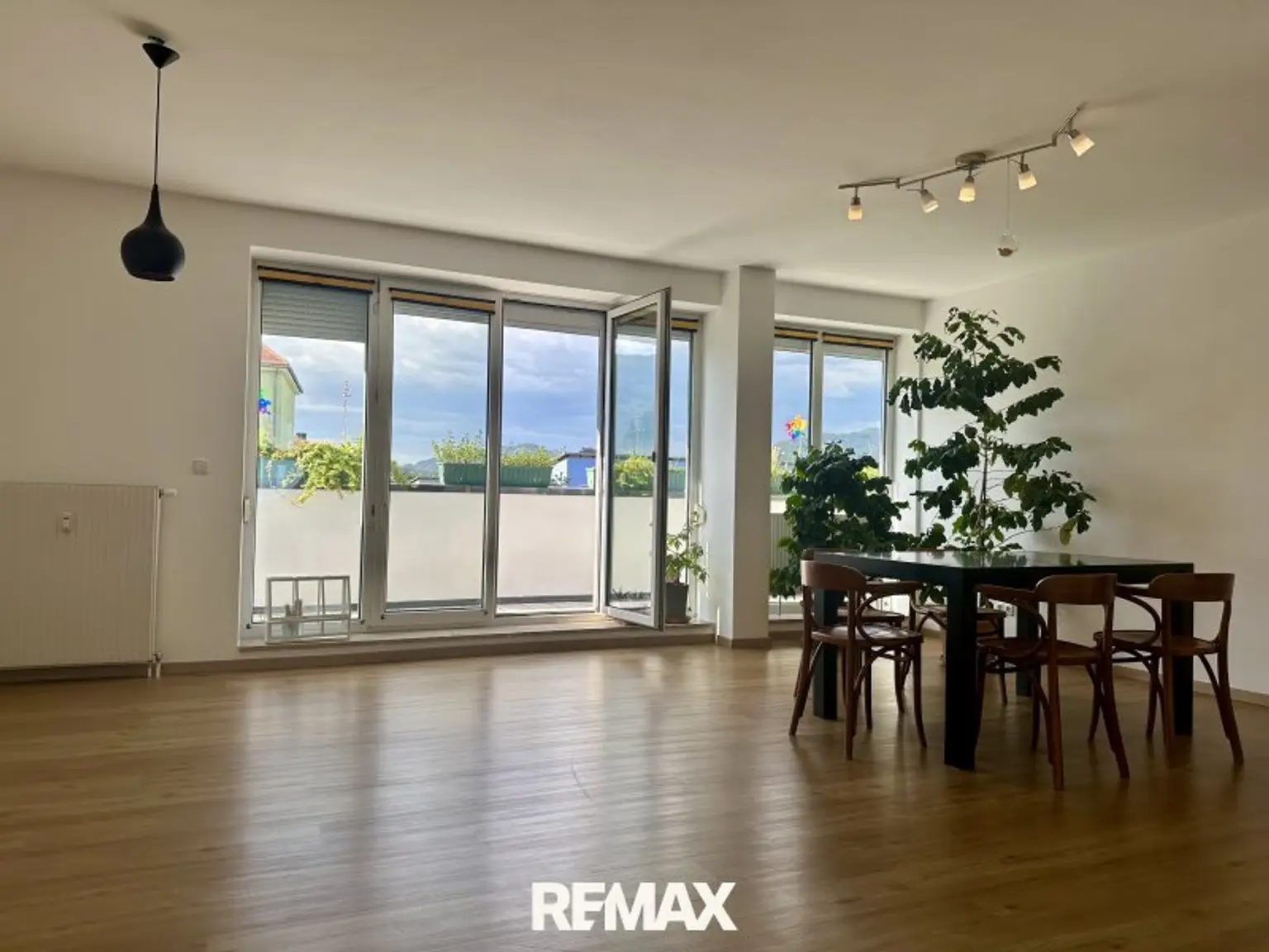 Wohn-Esszimmer mit Terrasse
