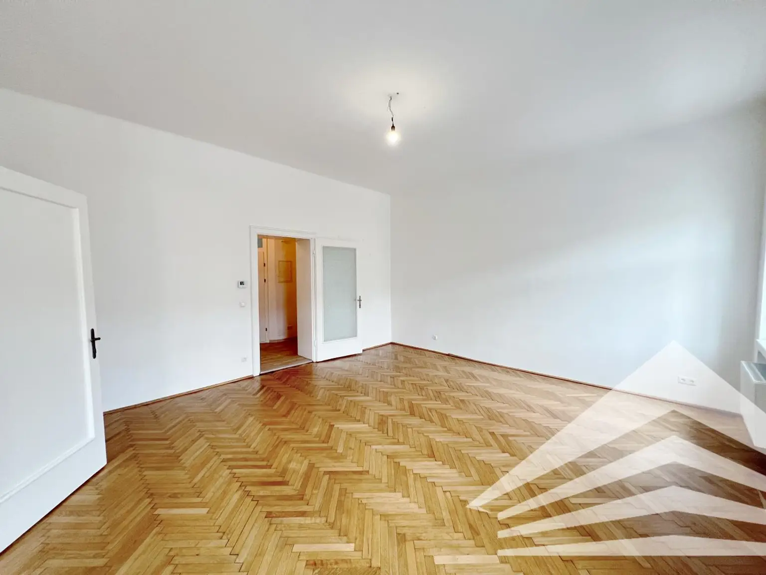 Wunderschöne 3 Zimmer-Altbauwohnung mit Küche und großem Balkon im Linzer Zentrum!