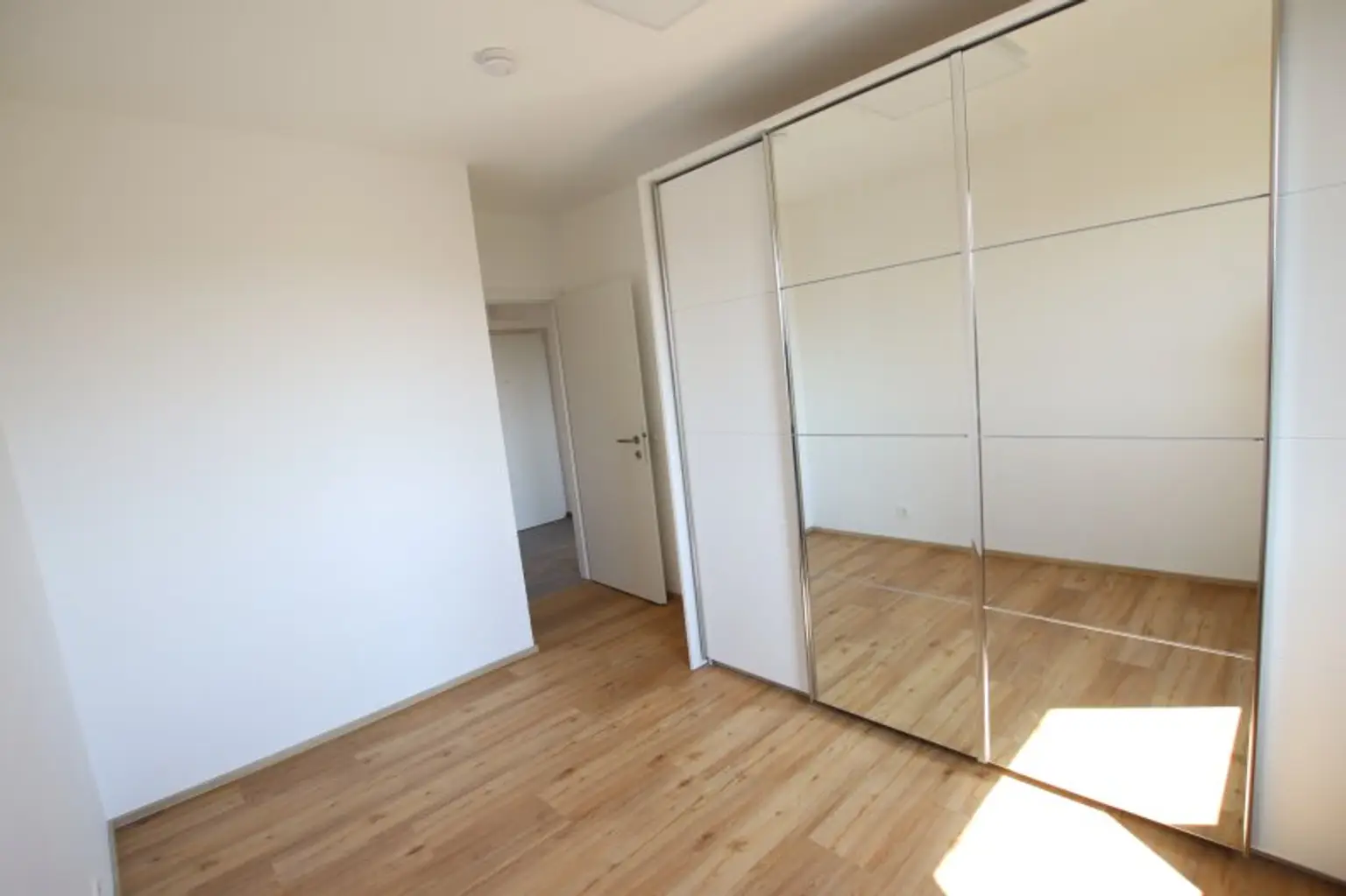 Kernsanierte und schöne 2 Zi Wohnung im 5. und letzten OG mit Garage in Klagenfurt - Karl-Landsteiner-Gasse