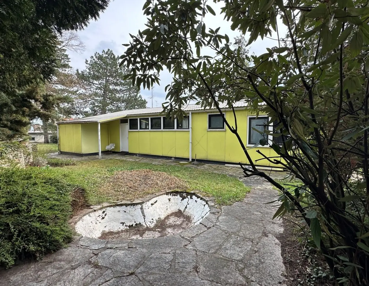 Rarität: Roland Rainer Bungalow am Fuße des Roten Berges