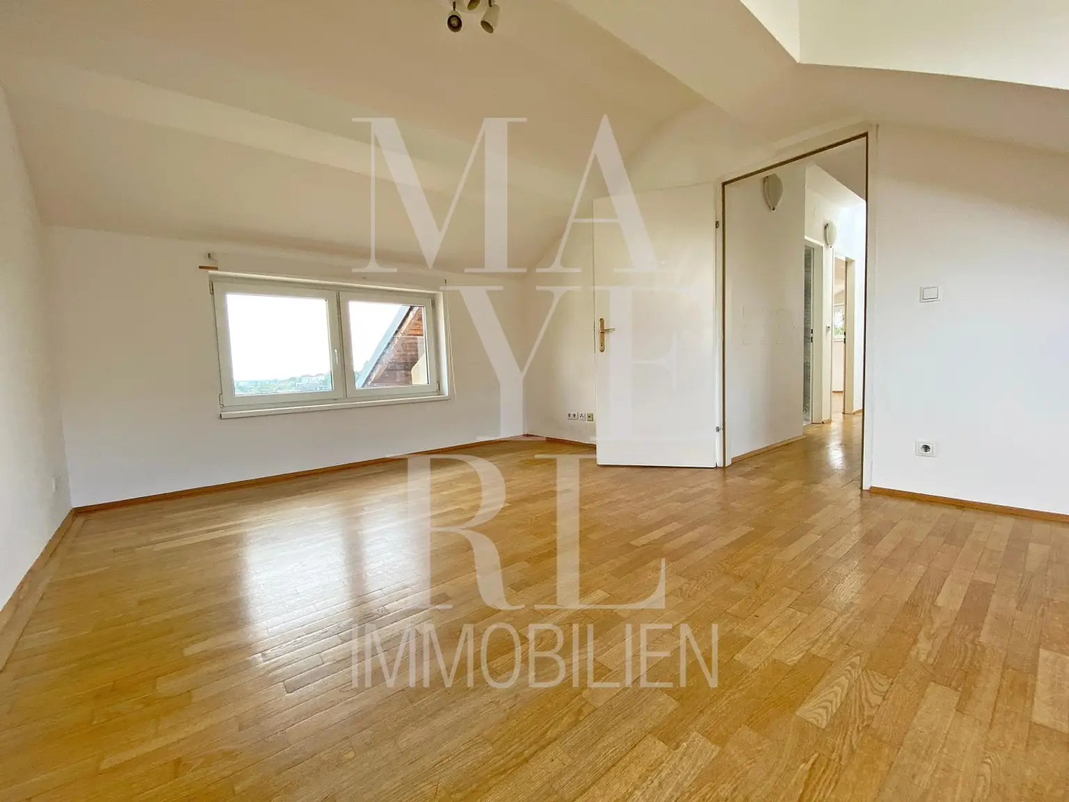 SCHÖNES EINFAMILIENHAUS MIT POOL, TOLLER BLICK, GARAGE & GARTEN
