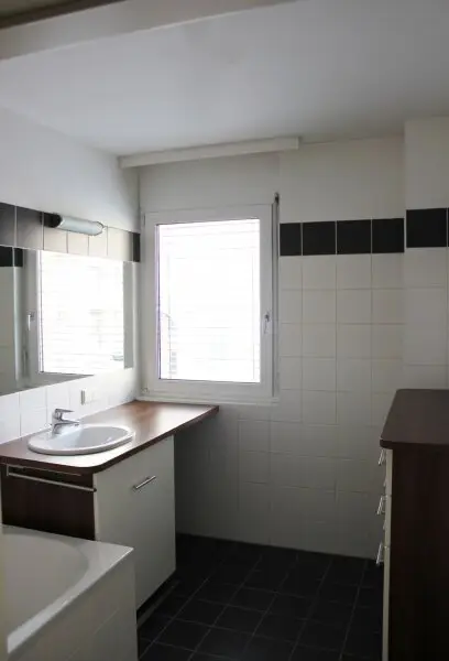 Badezimmer mit Wanne und Fenster