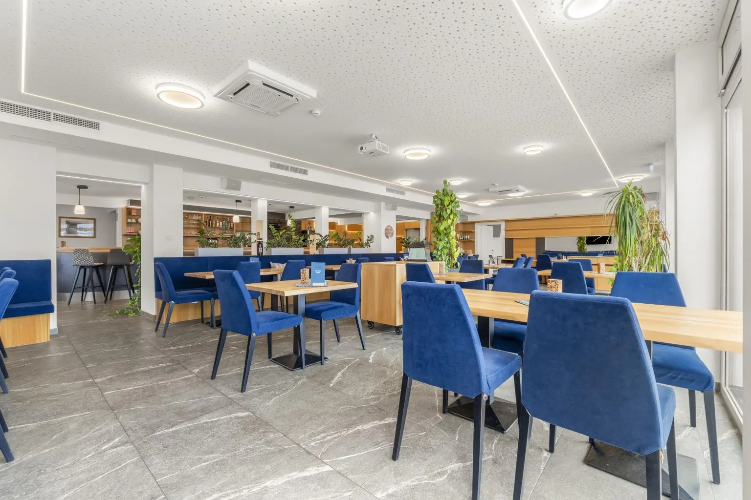 DAS HUNNENBRUNN - hochinteressantes Restaurant und 2 großzügige Wohnungen