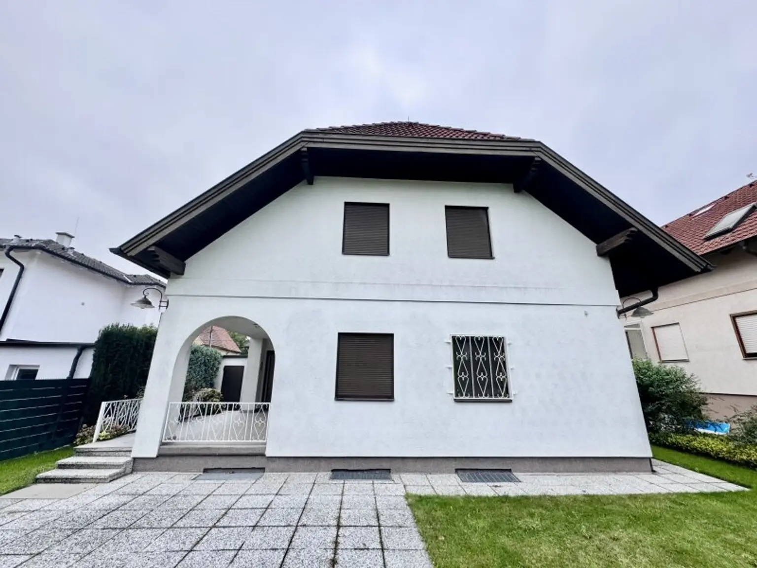 IHR NEUES ZUHAUSE - GROßZÜGIGES EINFAMILIENHAUS MIT SWIMMINGPOOL IN FLORIDSDORF
