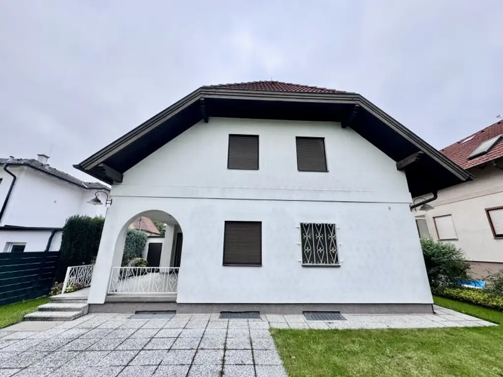 IHR NEUES ZUHAUSE - GROßZÜGIGES EINFAMILIENHAUS MIT SWIMMINGPOOL IN FLORIDSDORF