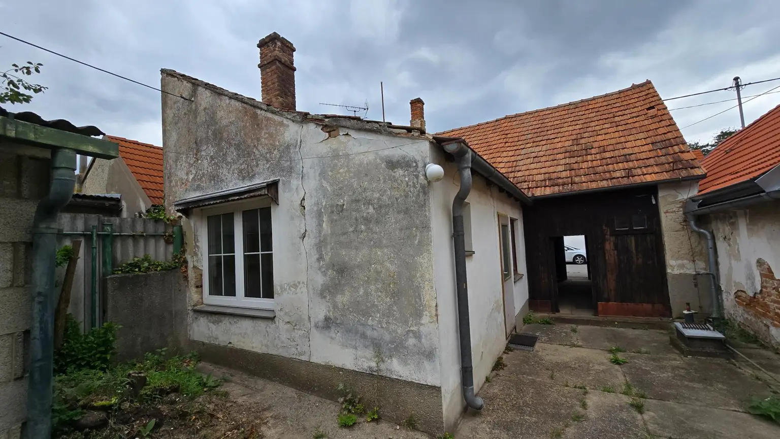 Sanierungsbedürftiges Haus mit riesigem Grundstück und Nebengebäuden