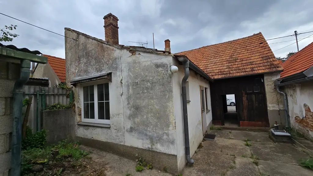 Sanierungsbedürftiges Haus mit riesigem Grundstück und Nebengebäuden