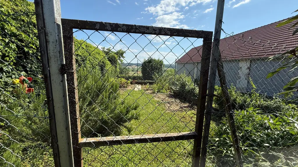 gepflegter Streckhof mit uneinsichtigem Innenhof und Weitblick