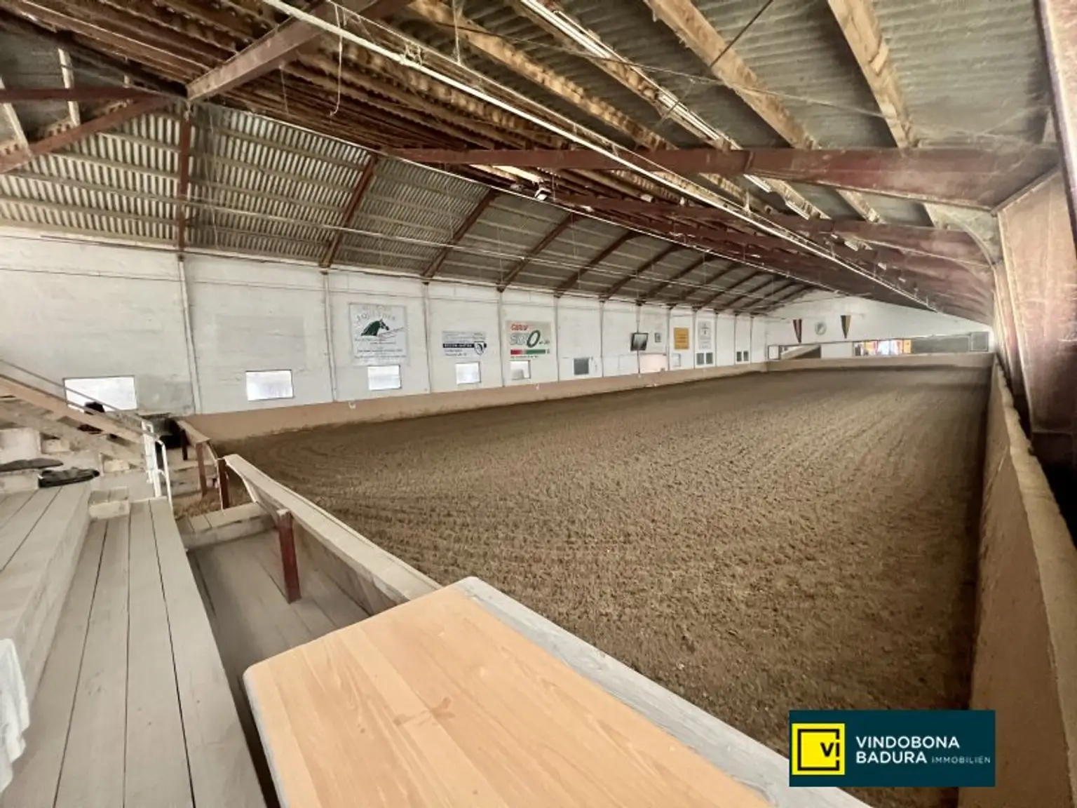 Exklusive Reitsportanlage vor den Toren Wiens – 145 Boxen | Reithallen | Reitplätze | Koppeln | Villa & Personalwohnungen