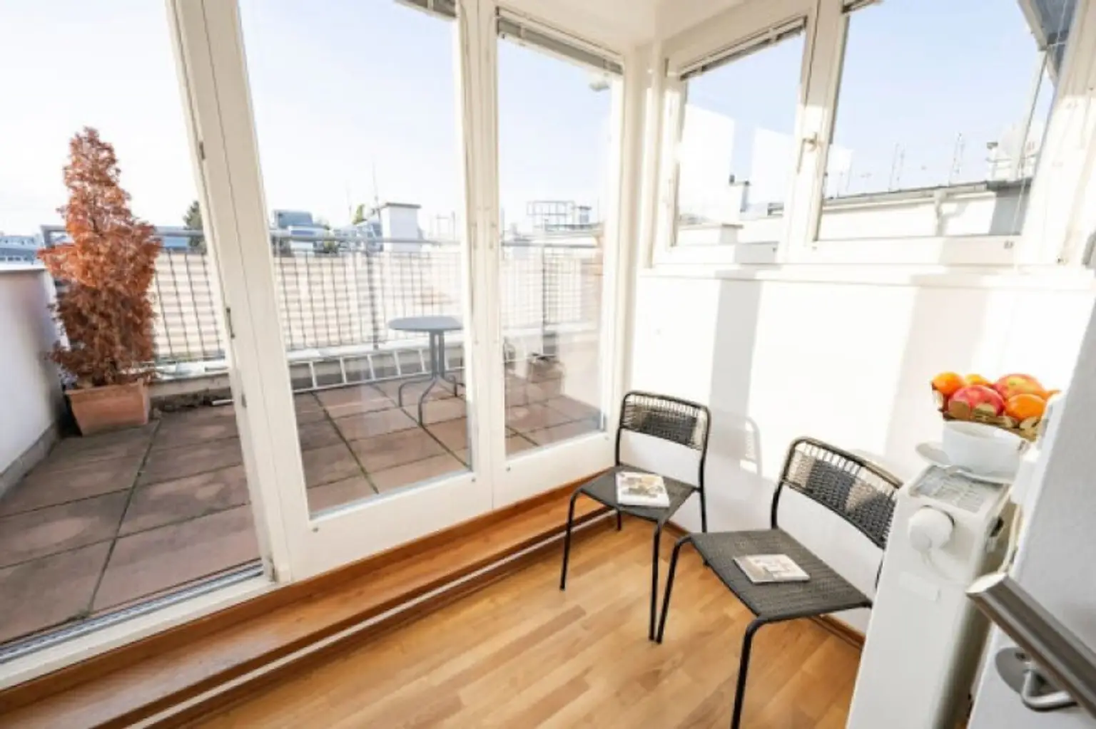 STAATSOPER-BLICK, klimatisiertes 110 m2 Dachgeschoss mit 20 m2 Terrasse, 3 Zimmer, Extraküche, 2 Bäder, Möblierung möglich
