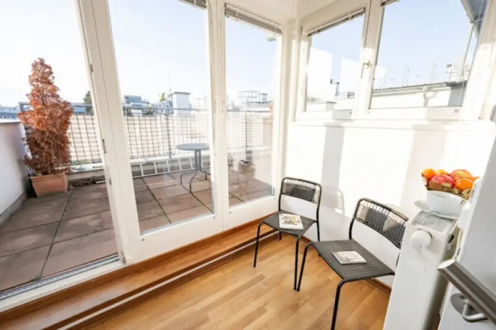 STAATSOPER-BLICK, klimatisiertes 110 m2 Dachgeschoss mit 20 m2 Terrasse, 3 Zimmer, Extraküche, 2 Bäder, Möblierung möglich