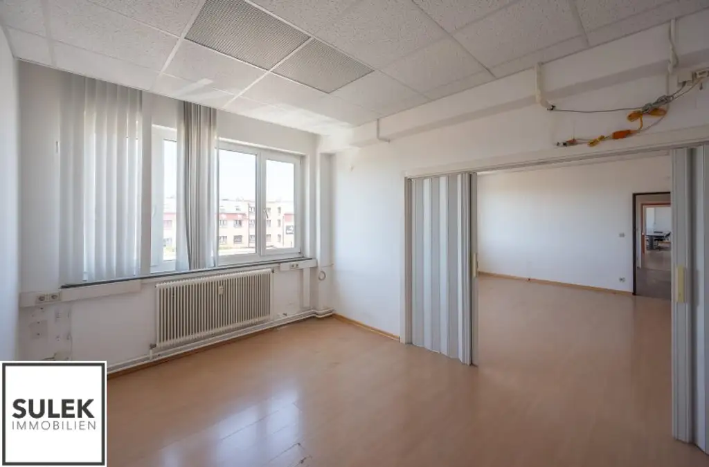 Grundstück mit vier Baukörpern - Büro-, Geschäfts- und Gewerbegebäude inkl. Parkplätzen in Vösendorf