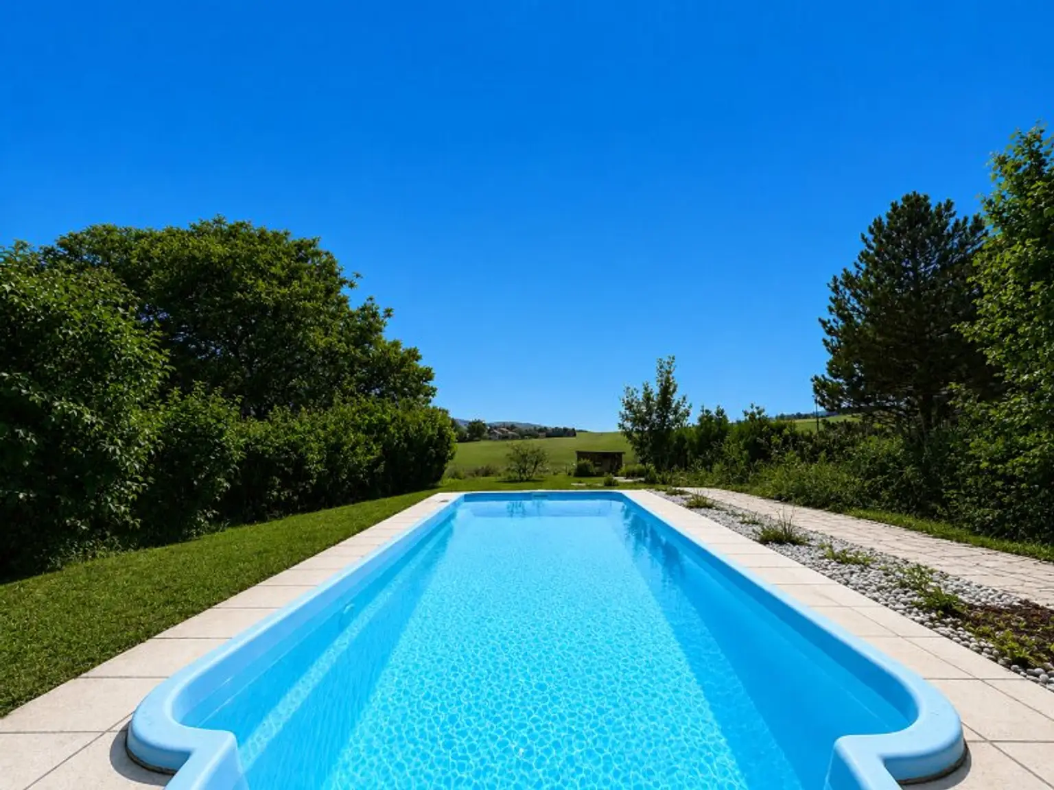 Außenbereich mit Pool