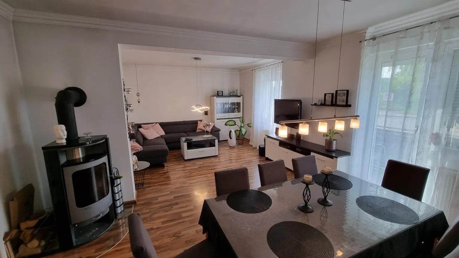 Einfamilienhaus mit Pool und großem Garten in verkehrsgünstiger Lage