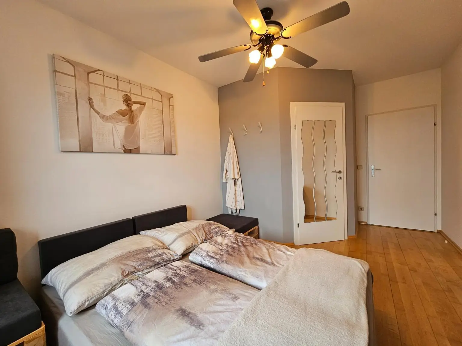 Schlafzimmer mit Schrankraum