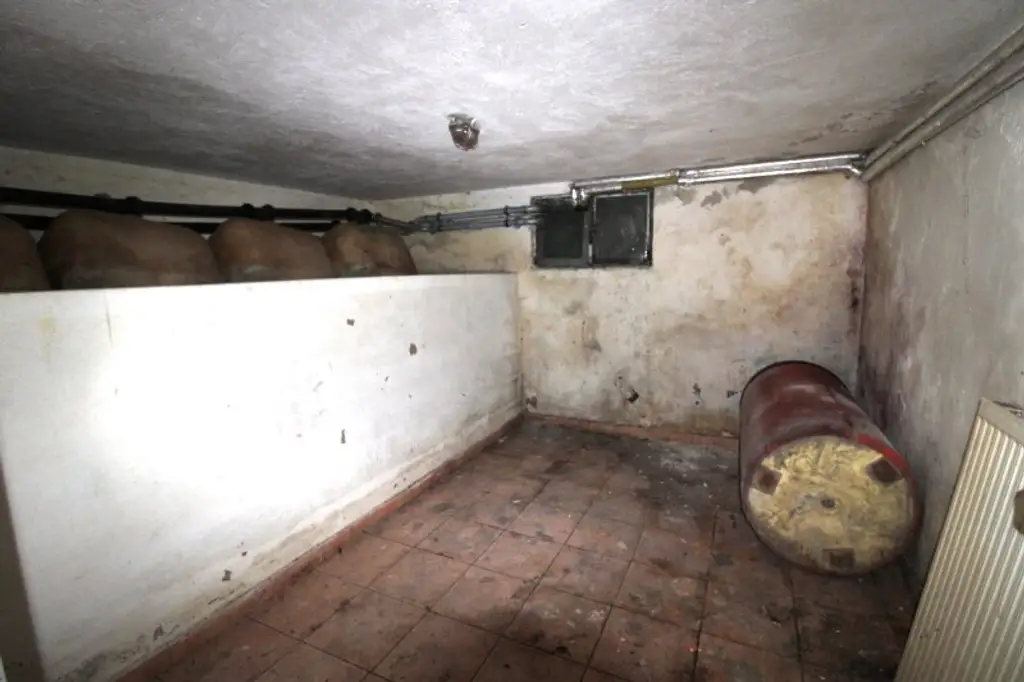 WAIDMANNSDORF  -  Sanierungsbedürftiges Haus in Aussichtslage!