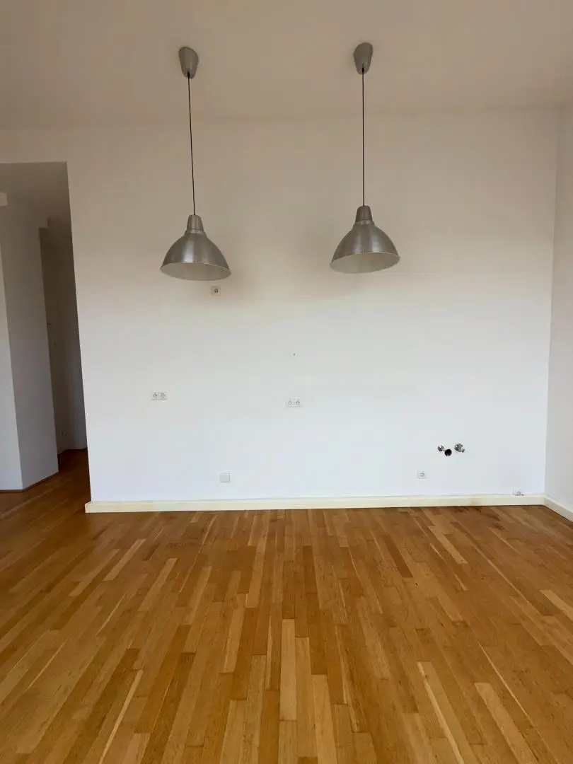 Helles 2 Zimmer - Büro - DG | wenige Schritte entfernt - Straßebahnlinie 46 | Nähe Brunnenmarkt & U6 Thaliastraße