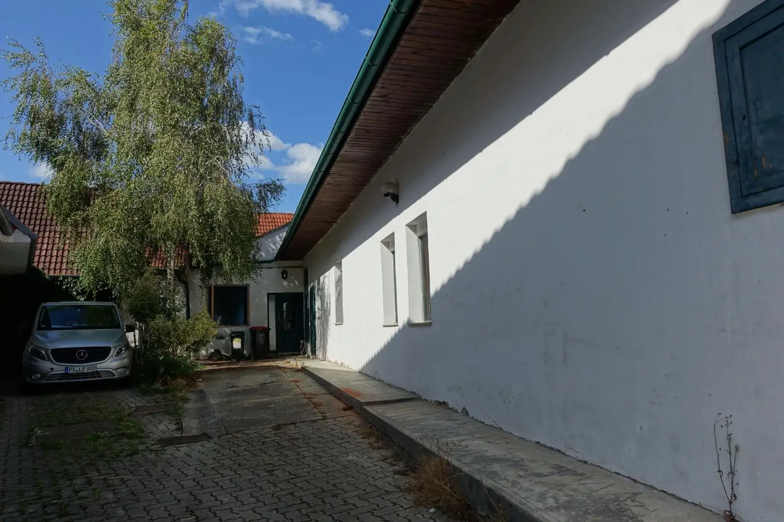 Seitenansicht Richtung Eingänge