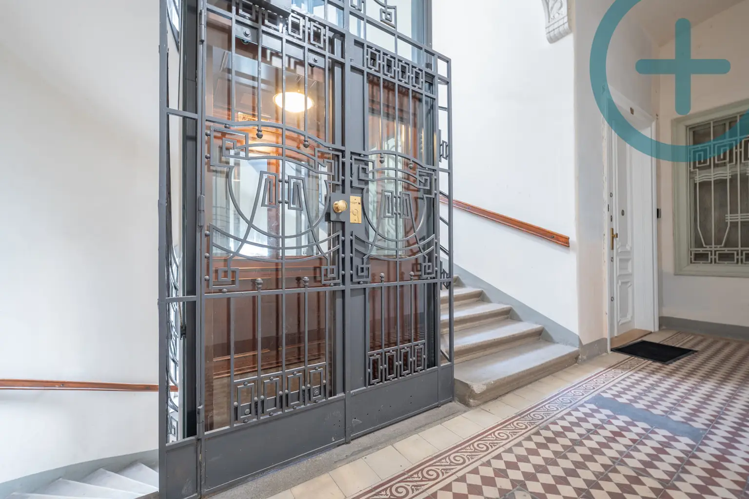 Treppenhaus mit Lift