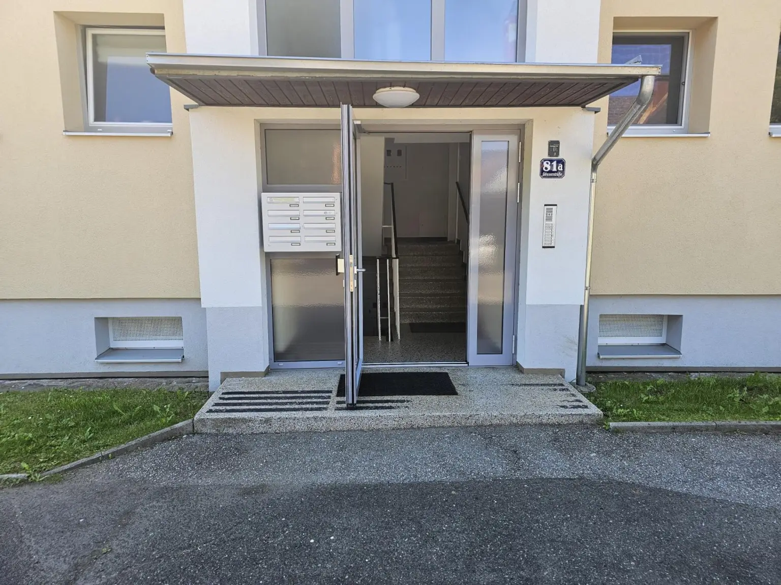 3 Zimmer, mit Loggia , Carport