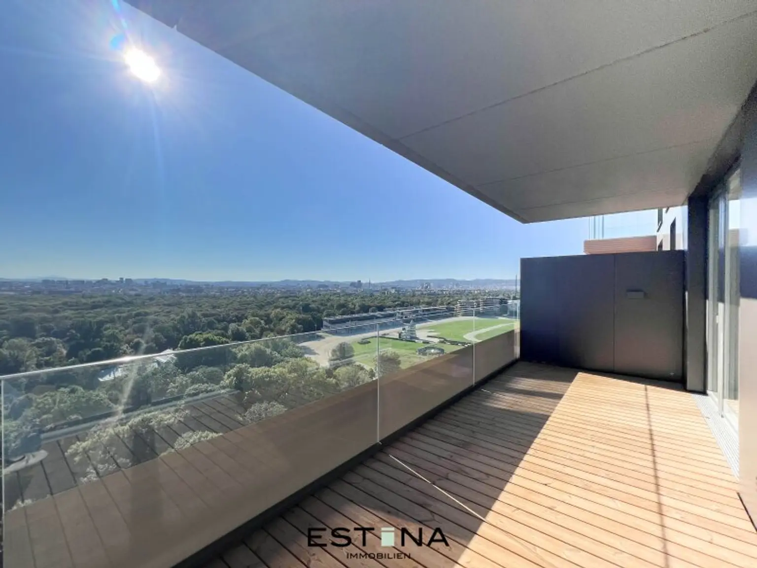 Premium City-Wohnung mit Weitblick & Wellness-Oase