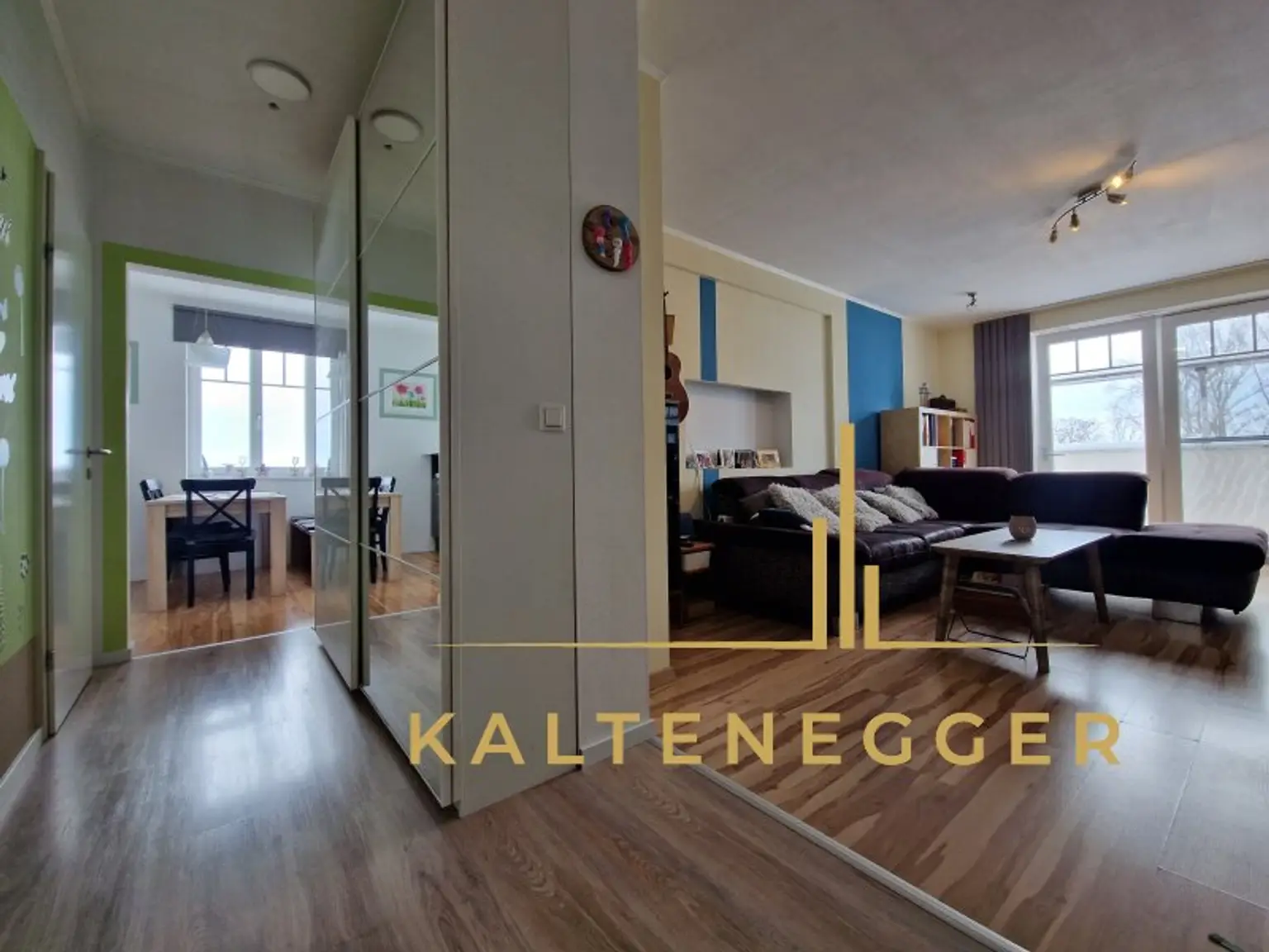 Wohneinheit 3: Wohnzimmer ca. 22,80 m² mit Blick auf den Essbereich