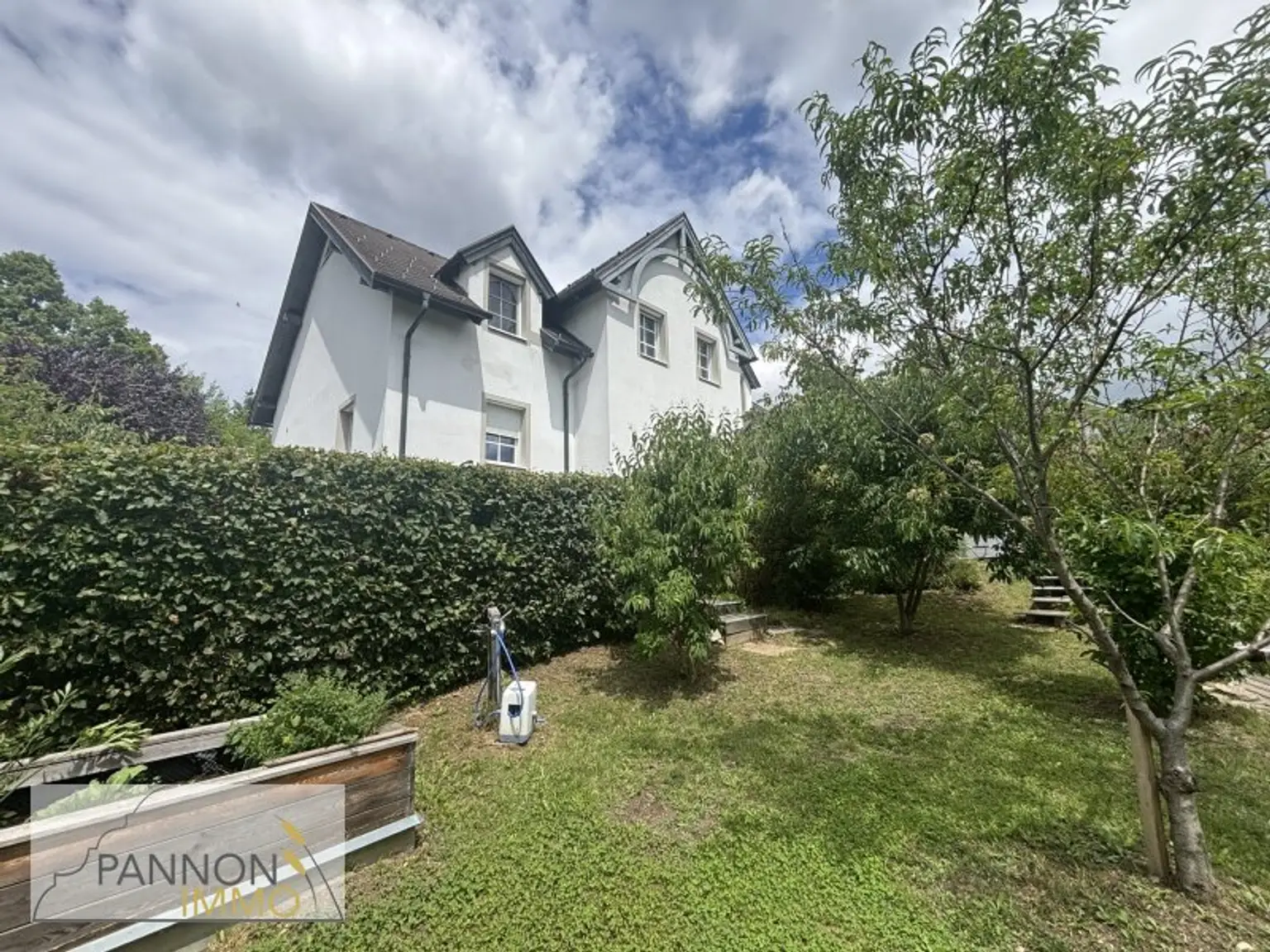 Luxus und Wohlbefinden - Traumvilla mit uneinsehbarem Garten in Grünlage