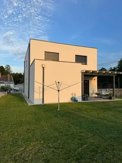 Neuwertiges Wohnhaus in ruhiger Lage