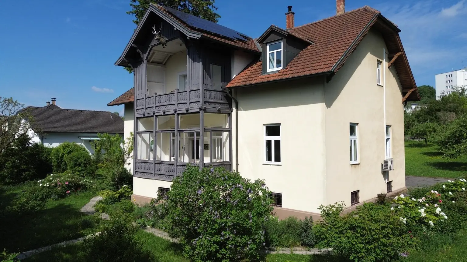 Charmante Altbauvilla mit WOHNRECHT und eindrucksvoller Grünfläche