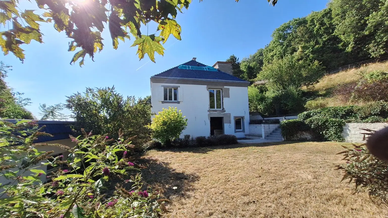 Edelrohbau-Villa, Herrschaftlicher Wohnsitz am Fuße des Kahlenberges an der Donau. Teilrestauriert entkernt und komplette Ausbauplanung.
