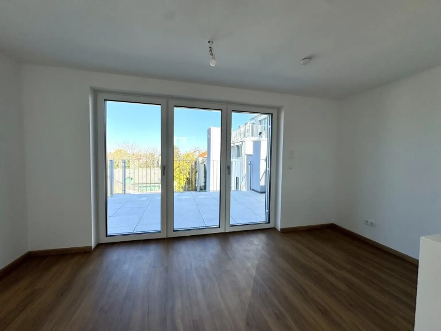 2 Zimmer DG Wohnung mit separatem Arbeitsbereich - großzügige Terrasse & Klimaanlage - Erstbezug - UNBEFRISTETE Mietdauer