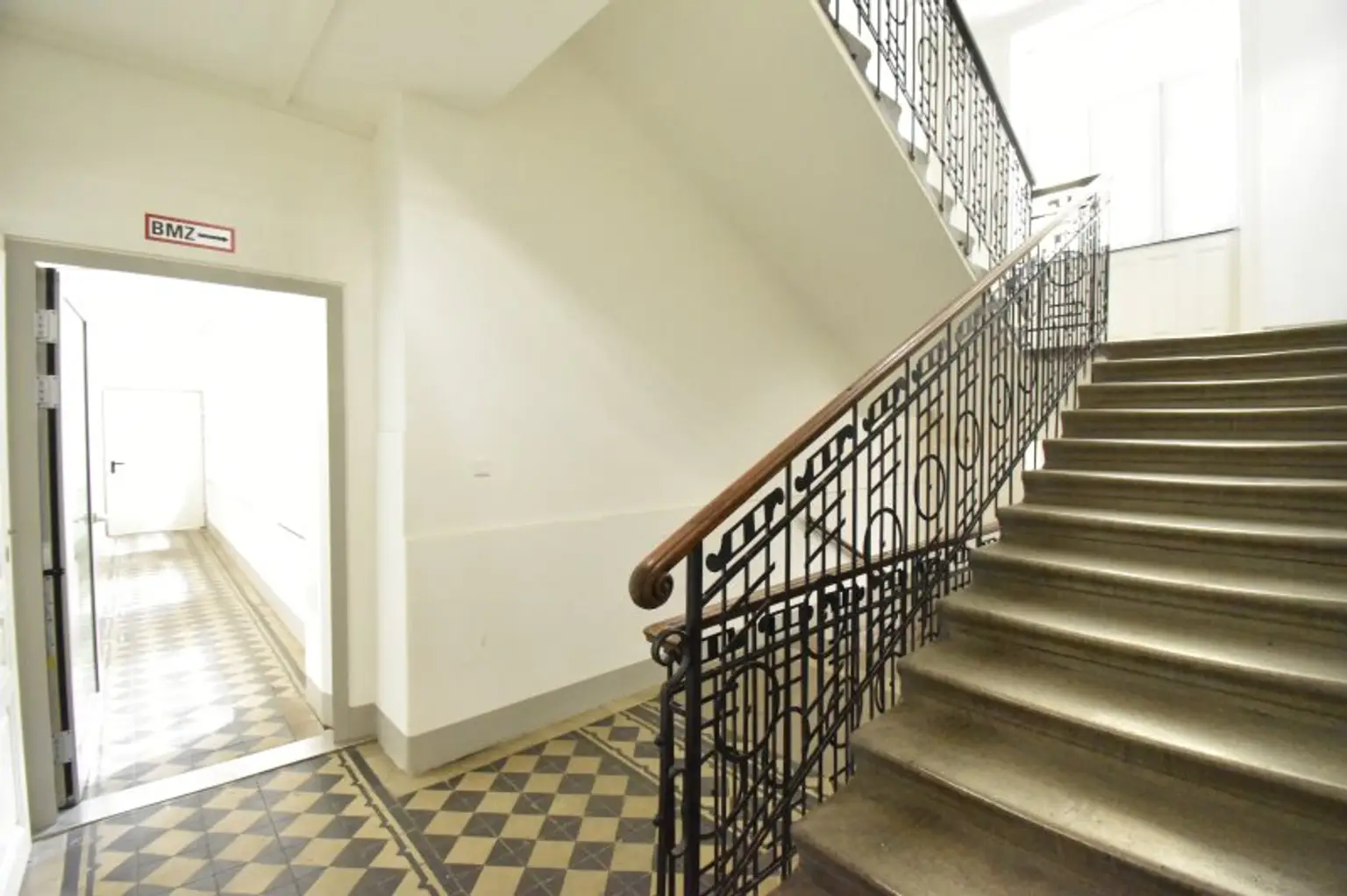 Stiegenhaus mit Lift