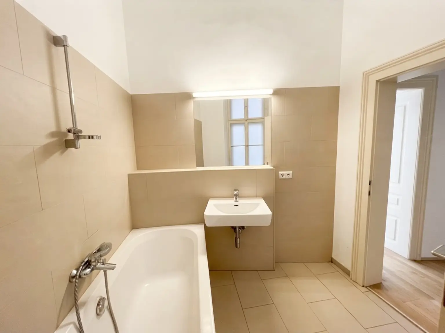 UNBEFRISTET: Nette Altbauwohnung in Top Lage
