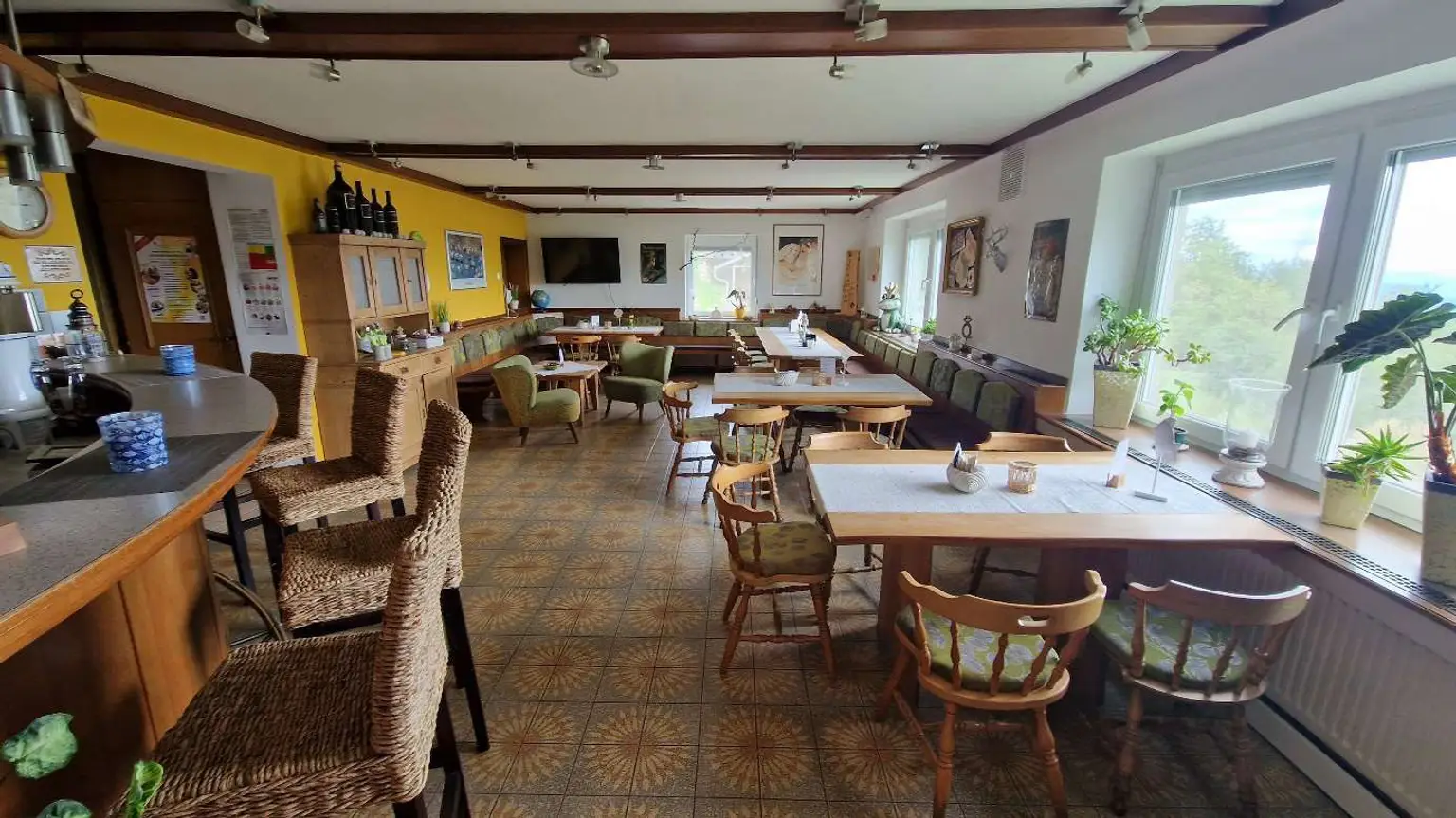 Gästehaus mit 10 Zimmern, privater Wohnung, Restaurant inklusive moderner Gastroküche und Nebengebäude – Ihre perfekte Investitionsmöglichkeit