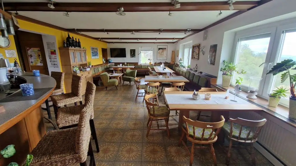 Gästehaus mit 10 Zimmern, privater Wohnung, Restaurant inklusive moderner Gastroküche und Nebengebäude – Ihre perfekte Investitionsmöglichkeit
