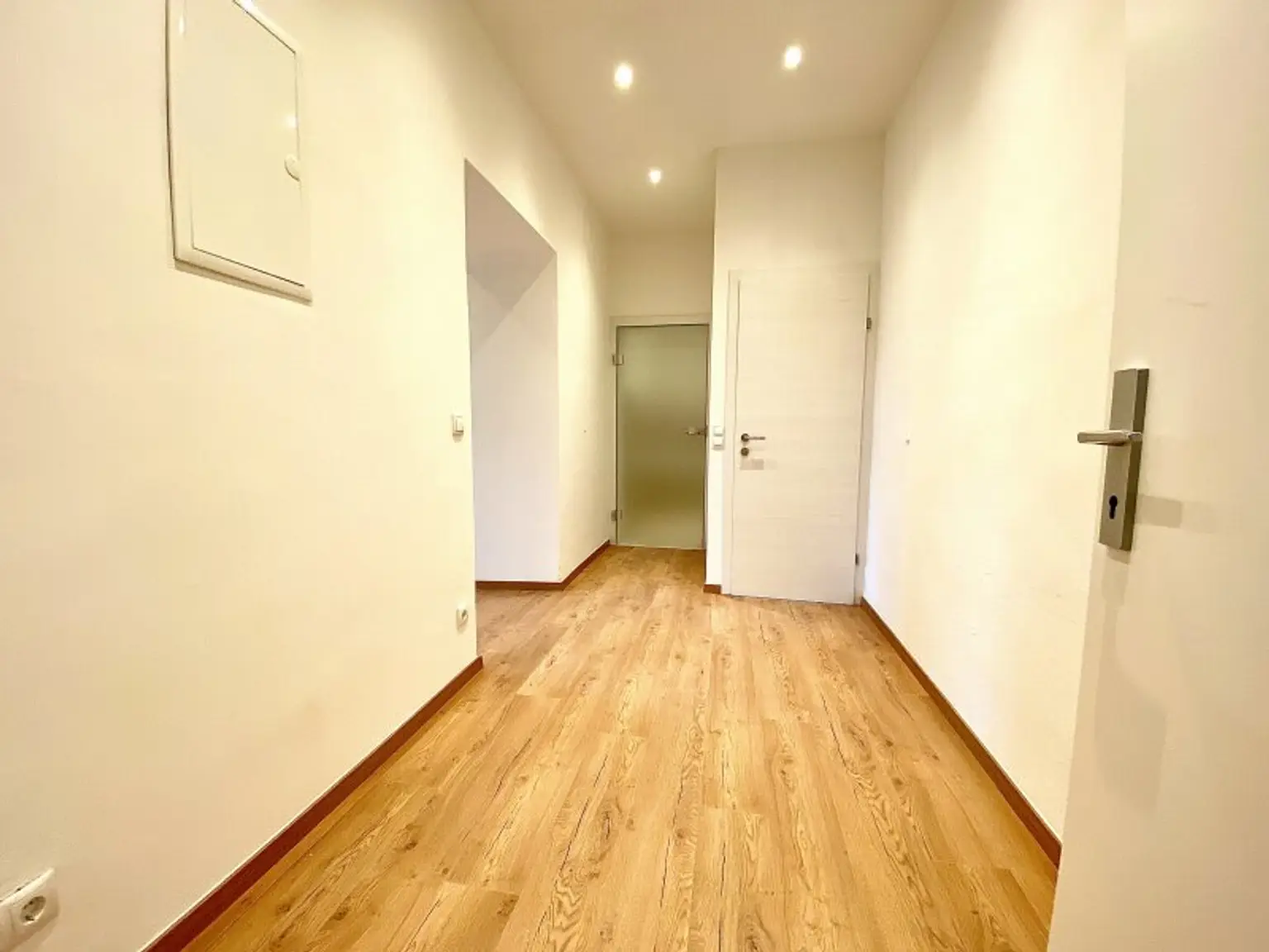 AB 01.NOVEMBER FREI I DAN-KÜCHE I WG-GEEIGNET I BADEWANNE & DUSCHE I BALKON I ZENTRALE LAGE I PROJEKT WOHNEN