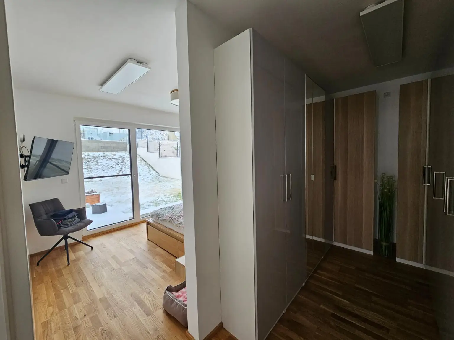 Schlafzimmer mit Schrankraum OG