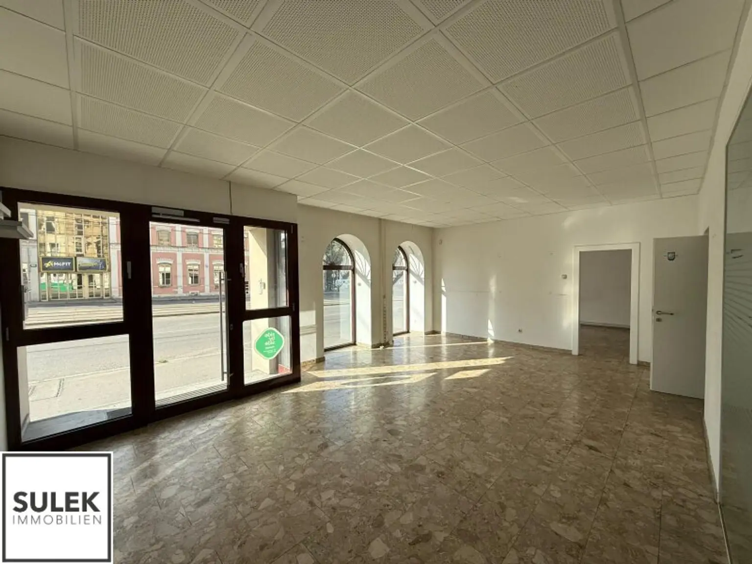Ganzes Haus zu mieten: 1 Geschäftslokal, 1 Büro, 2 Wohnungen nahe U1