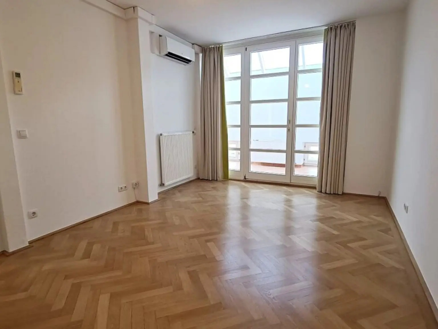 ZELINKAGASSE, DACHGESCHOSS, klimatisierte 157 m2 Maisonette mit 18 m2 Terrasse, 4 Zimmer, Küche, Wintergarten, 2 Bäder, Börse-Nähe